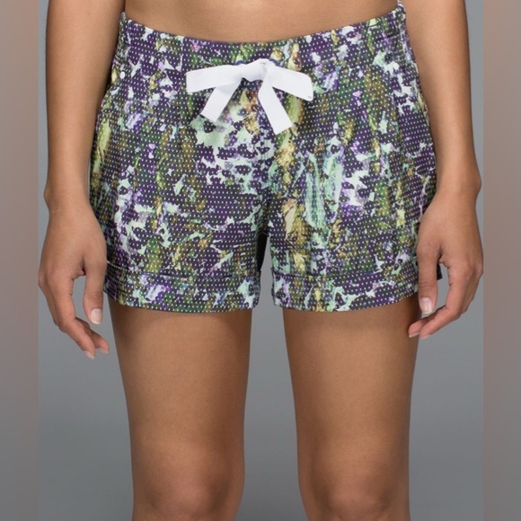 Lululemon Spring Break Away Short in Floral Sport White Multi size 4 - Picture 1 of 6